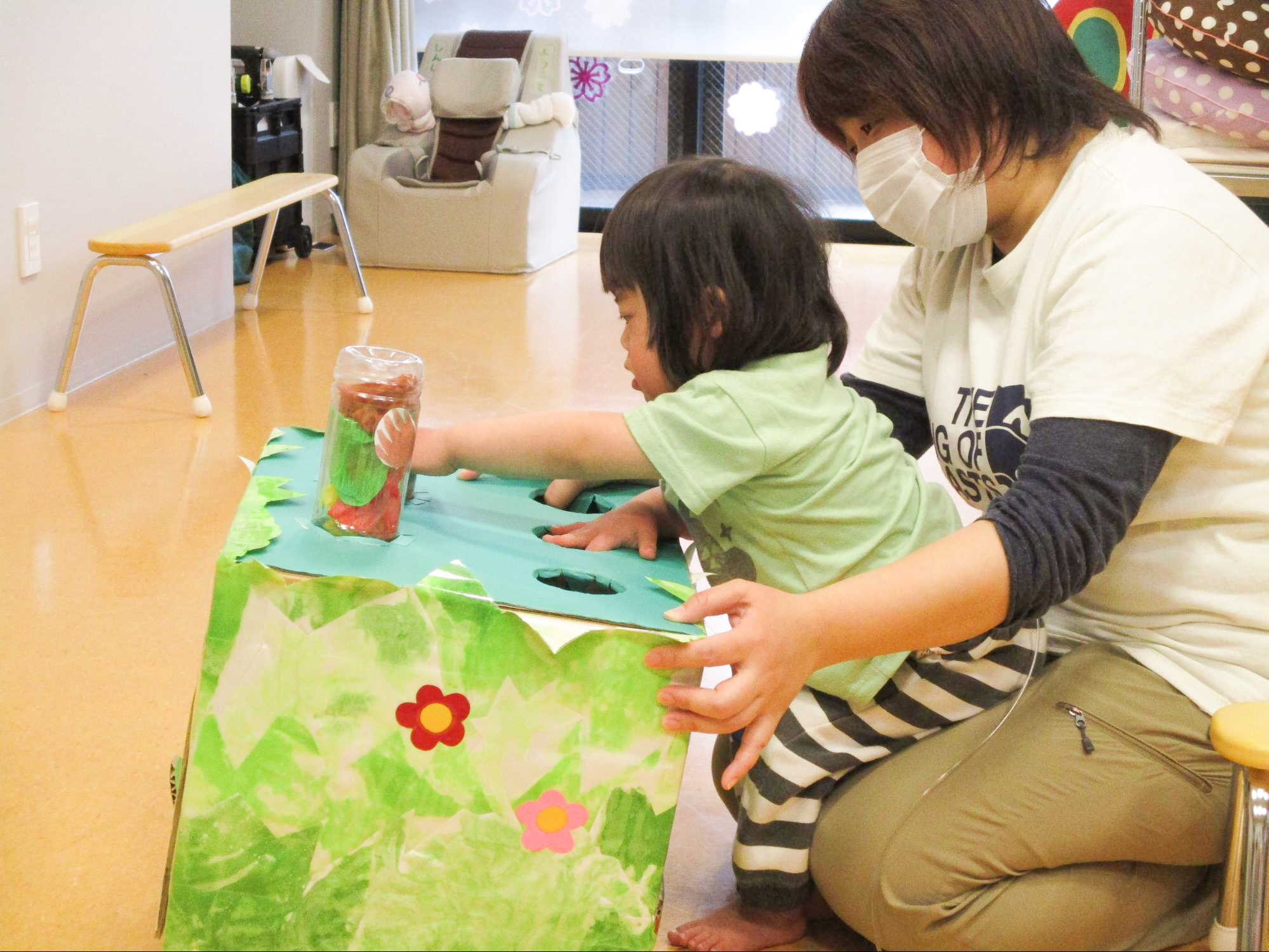 ※先生といっしょにもぐらたたき遊びをする様子。活動のゴールが分かりやすく、できた！という自信につながりやすいそう。