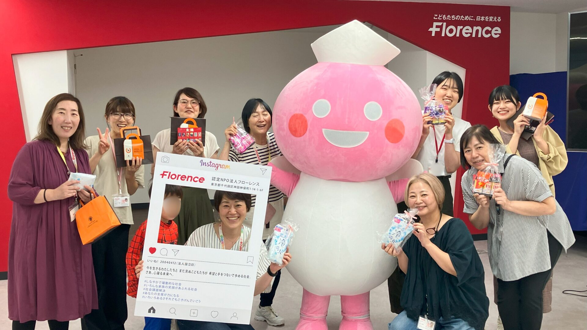真ん中にいるのは「フローレンスの病児保育」マスコットキャラクターのレンコちゃん。ロゴにもいます。