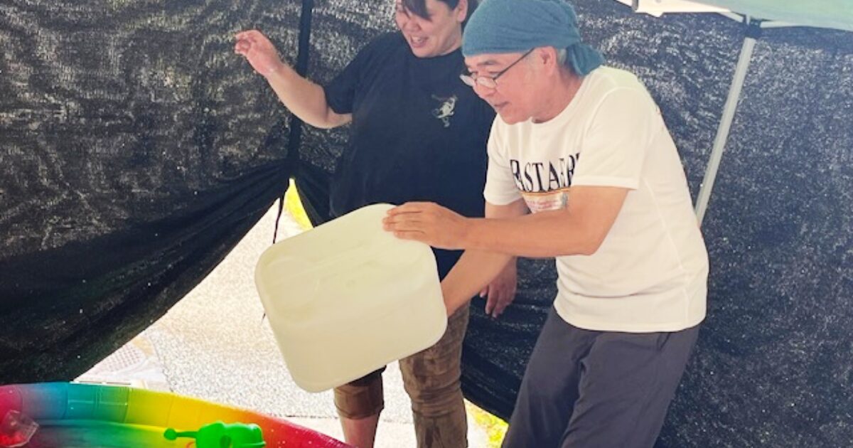 看護師と一緒にお湯を足しながら、水温を調整する園長先生。プールの時間は、スタッフ全員でこどもたちを見守りながら進めていきます。