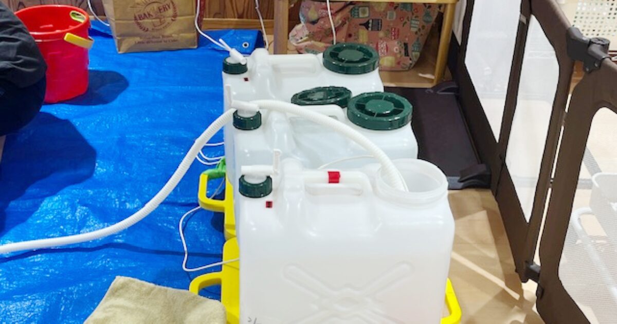 プールの水はこのタンクからポンプで吸い上げる形で注いでいます。水、お湯のタンクが用意されていて、プール内の水温が常に適温になるよう細かく調整しています。