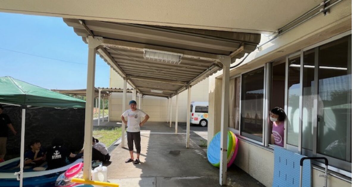 プールは2〜3人ごとに順番に入っていきます。室内でこどもの準備をしているスタッフが「次の子、準備できたよー」と声をかけると、外にいる園長先生ががすかさず「あいよー！」の返事。連係プレイで進行していきます。