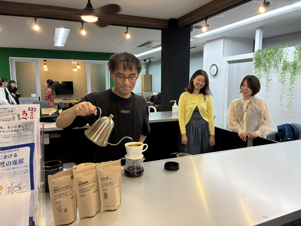 「おしごとヒントカフェ」の一コマ。コーヒーを飲みながら動画を視聴し感想を話し合うことも