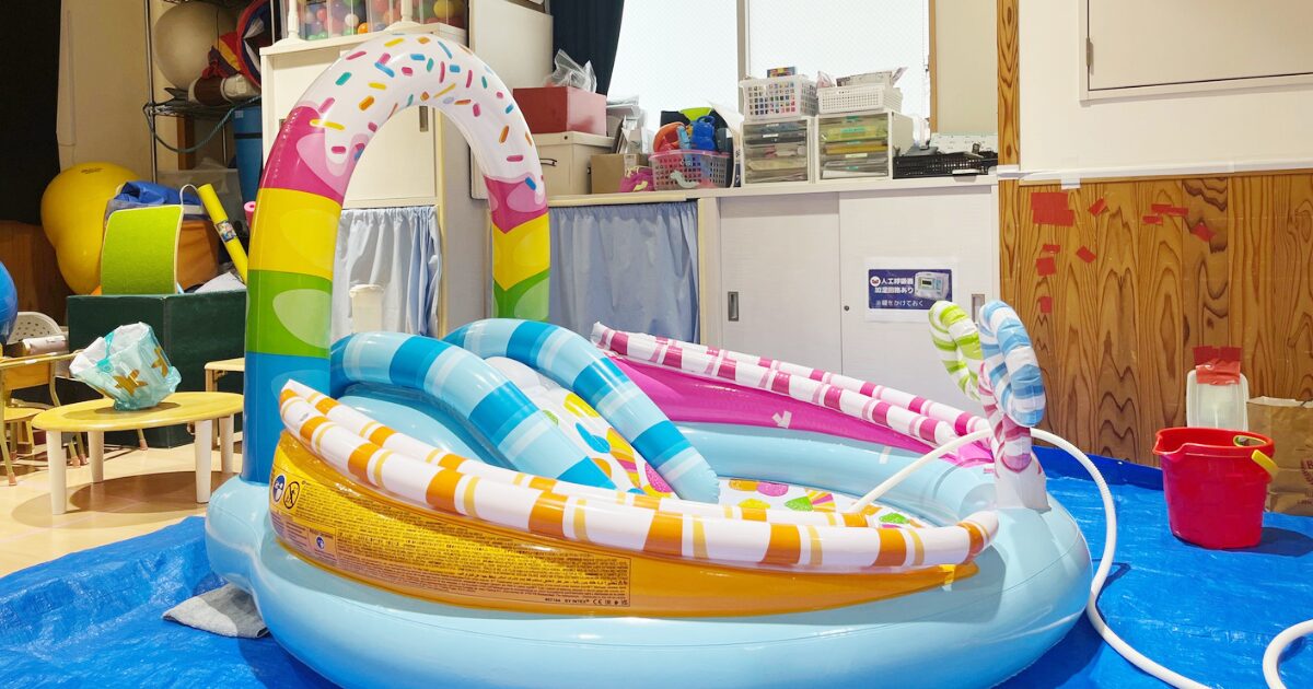 こどもたちが大好きな、滑り台のついた大きなプール！