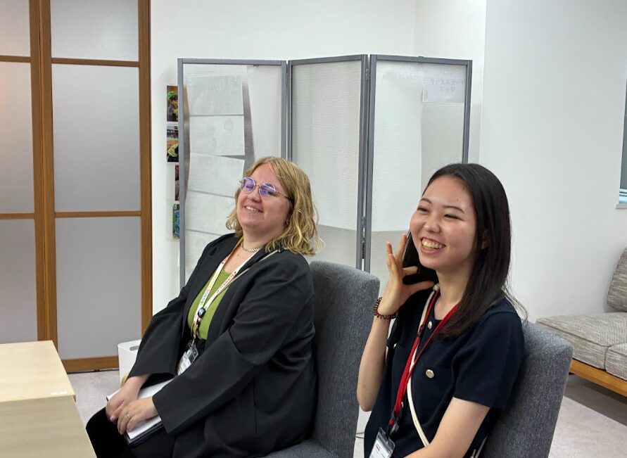 登場してくれたのは、入社2年目の なーちゃん(写真左) と、1年目の まのめちゃん(同、右)。 内定者から寄せられた質問に、近い距離感でリアルに答えてくれました。